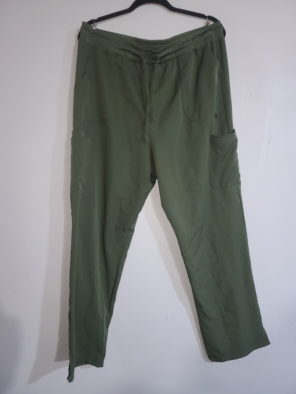 Scrubs Relaxed Wide-Leg Cargo Pants in Olive Green